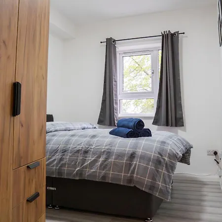 Stunning Modern 3 Bed, 2 Bedroom Apartment - Secure Parking - Close To Manchester City Centre And Old Trafford-2