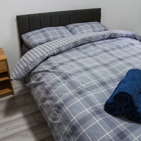 Stunning Modern 3 Bed, 2 Bedroom Apartment - Secure Parking - Close To Manchester City Centre And Old Trafford-3